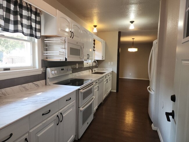 Building Photo - Updated 2 bed + bonus room / 2 bath home