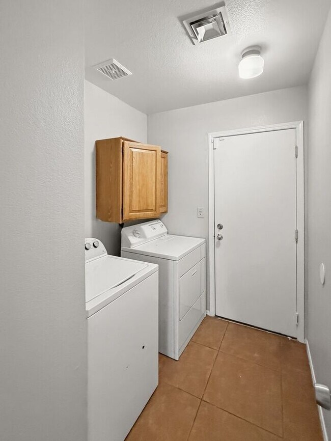 Building Photo - 3 Bedroom Home In Heart of Chandler for Rent