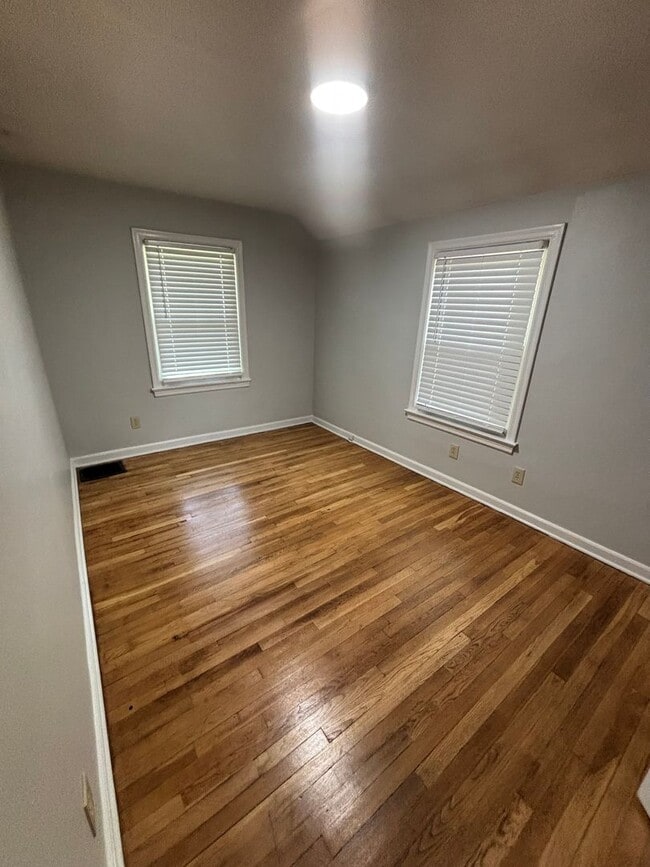 Building Photo - 946 Sells Ave