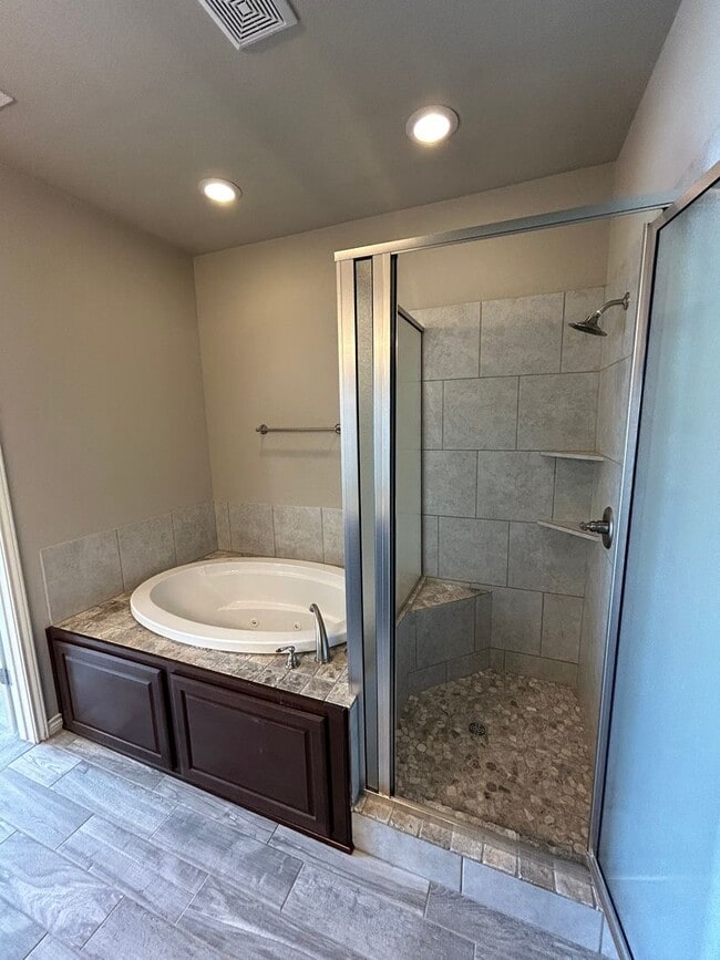 Building Photo - 3 bed/3 bath in South College Station Avai...