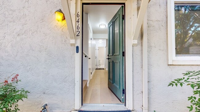 Building Photo - Cozy 2 Bedroom 1.5 Bath with Private Yard and Two Car Garage !