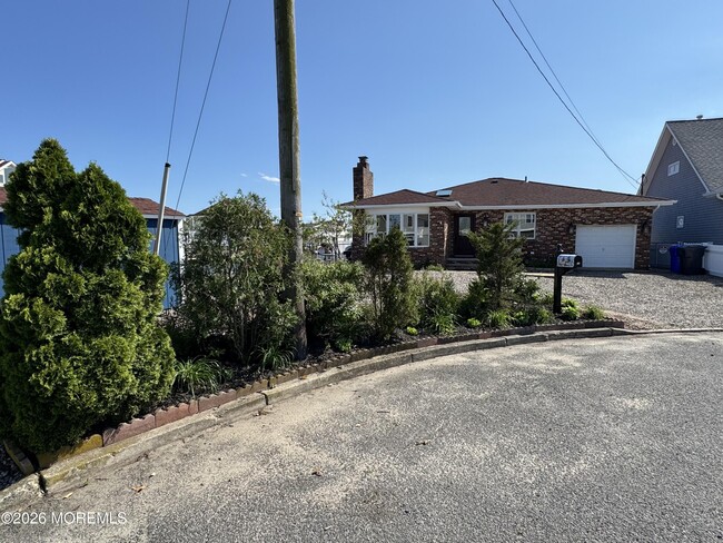 Building Photo - 31 Navarra Dr