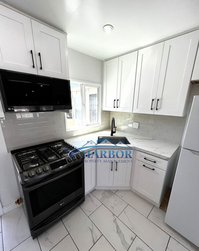 Building Photo - MOVE IN SPECIAL: Spacious 3-Bedroom 1.5 Ba...