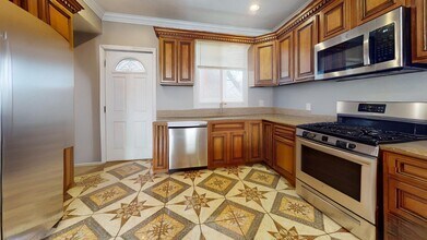 Building Photo - 315 Silver St