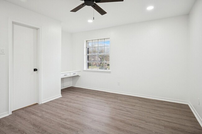 Building Photo - 7626 Dentcrest Dr