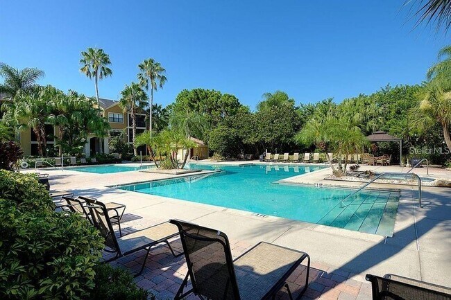 Building Photo - Charming 1BD/1BTH Ground Level Condo in St...