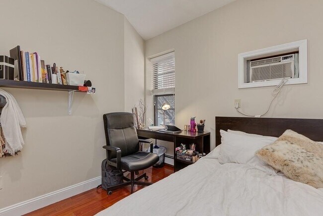 Building Photo - NO FEE - Renovated Two Bed Near Northeastern