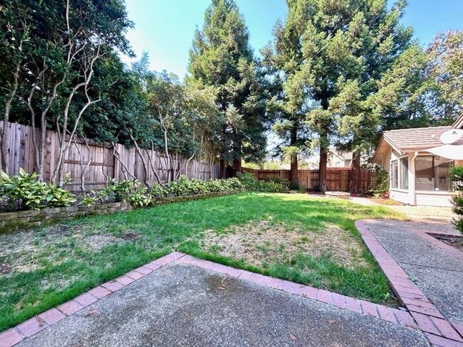 Building Photo - Beautiful 4 Bedroom Single Story For Rent in Gold River!