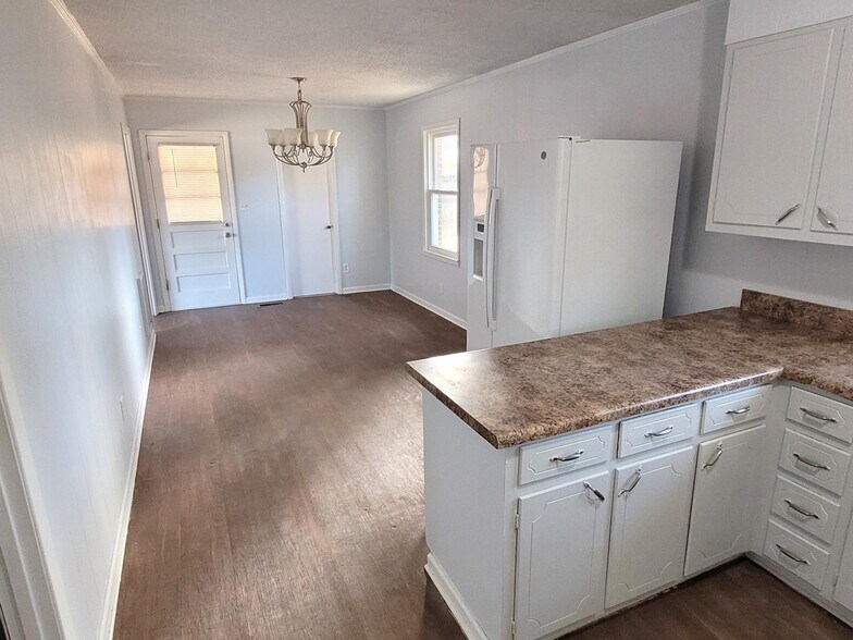 Building Photo - 2201 Windcrest Dr