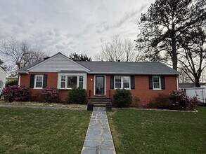 Building Photo - Three Bedroom Two Bath Home in Ridgeview/Parham & Ridge Area. Available in December!