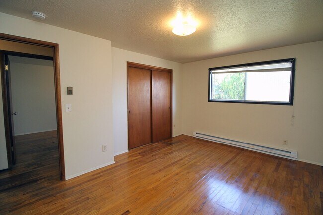 Building Photo - Cute and Ideal 3 Bedroom Ranch Style House...