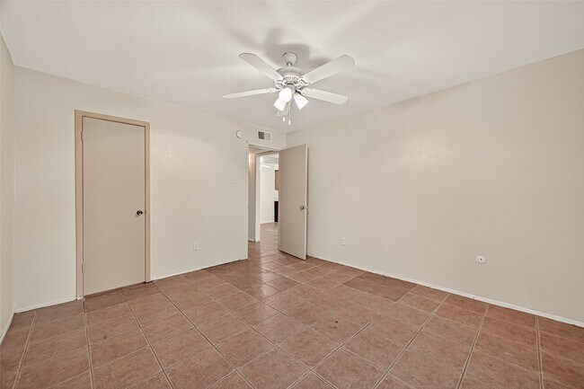 Building Photo - 8201 Richmond Ave.