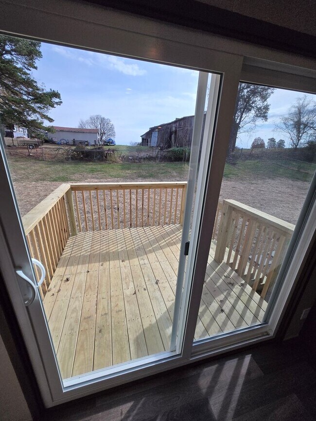 Building Photo - For Rent: Beautiful 3 Bedroom, 2 Bathroom Home