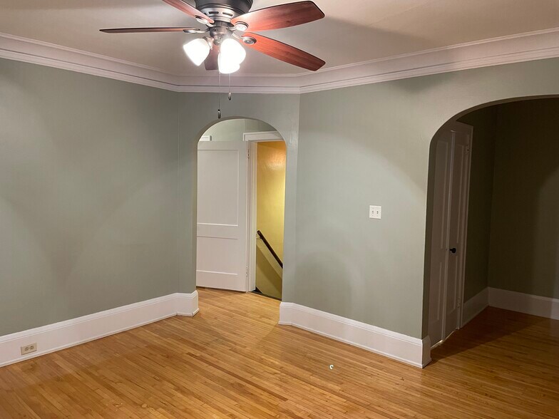 Building Photo - 320 E 5th St