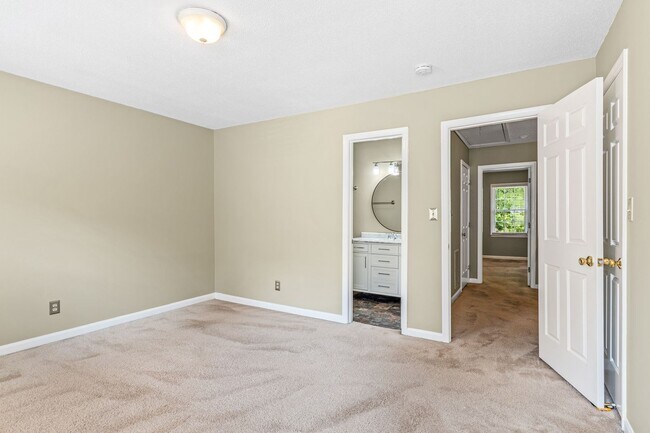Building Photo - Newly Updated Park Place Townhome in Green...