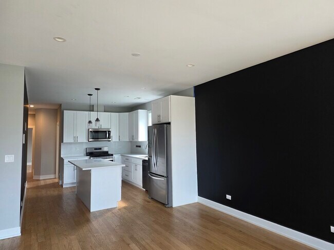 Building Photo - 3759 S Lake Park Ave