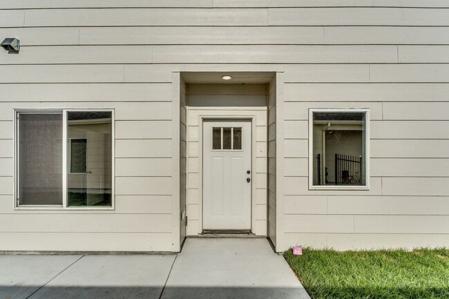 Building Photo - Area151-Cromwell Plan