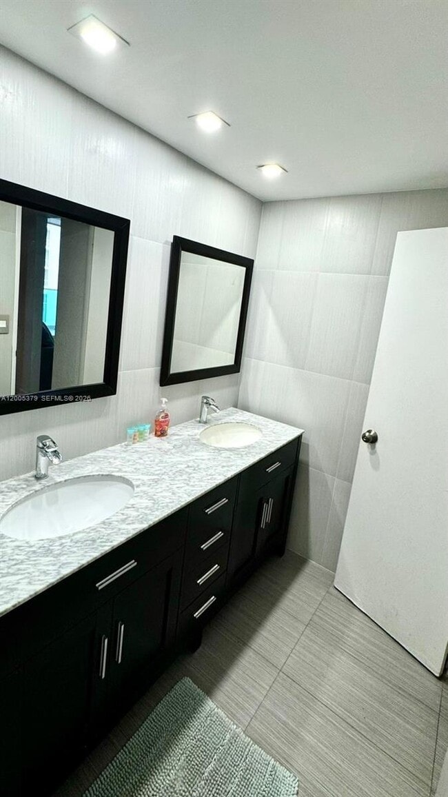 Building Photo - 4001 S Ocean Dr