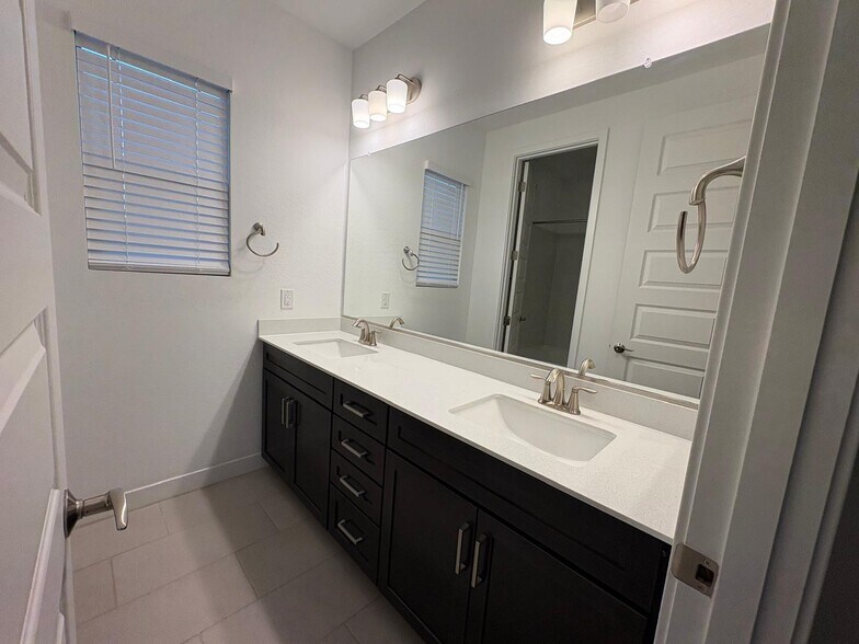 Building Photo - 7710 W Crabapple Dr