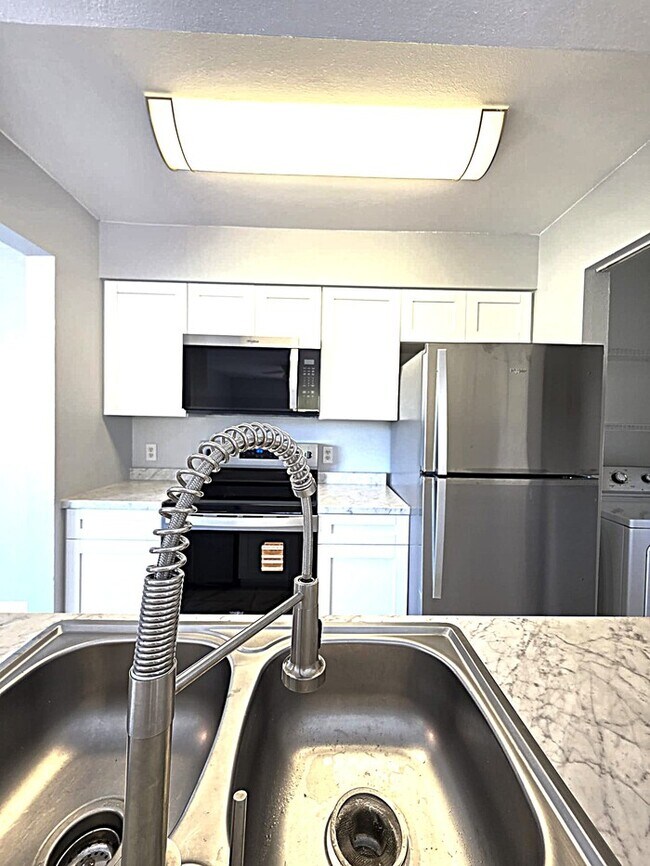 Building Photo - 2925 Winkler Ave