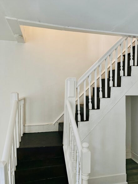 Building Photo - 124 W Sylvania St