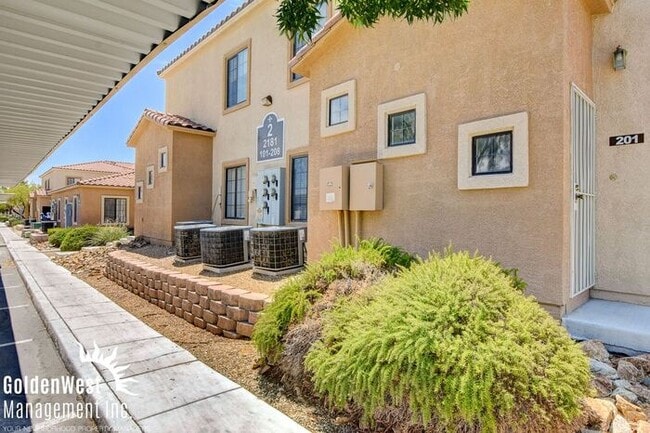 Building Photo - Stunning 2Bdm 2Ba Condo in a Lovely Gated ...