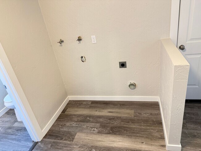 Building Photo - New 2 bed 1 1/2 bath duplex in Springfield!