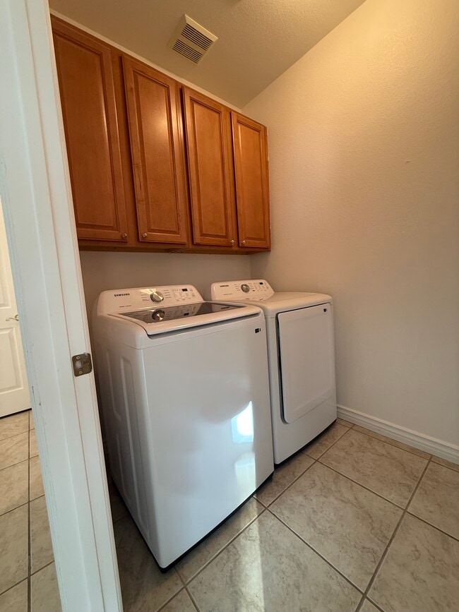 Building Photo - 985 Prestwick St