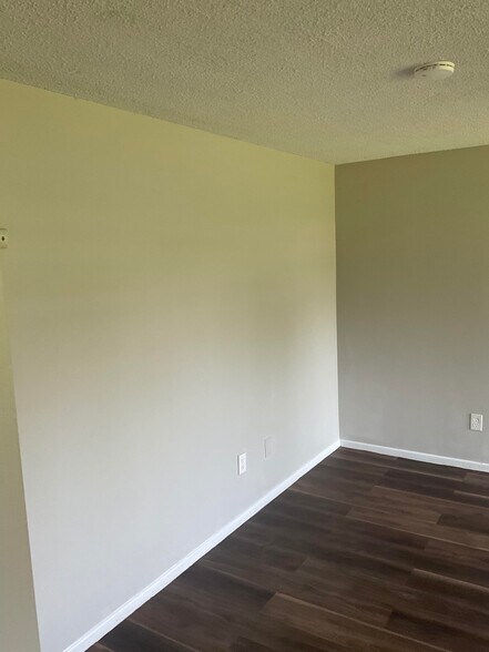 Building Photo - 1935 Linden W St