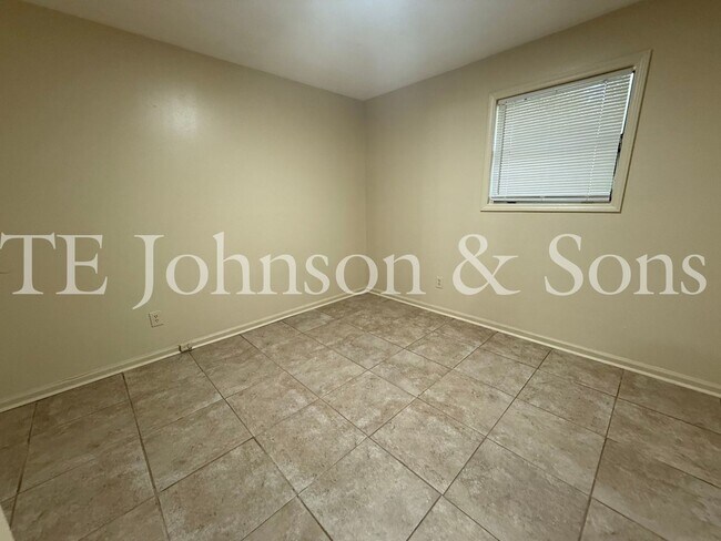 Building Photo - 1506 Oakshire-Water Included