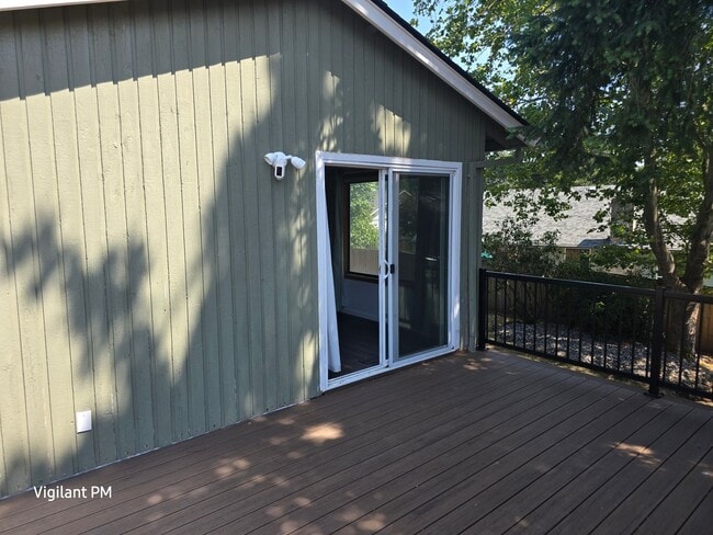 Building Photo - Amazing 3 bedroom home