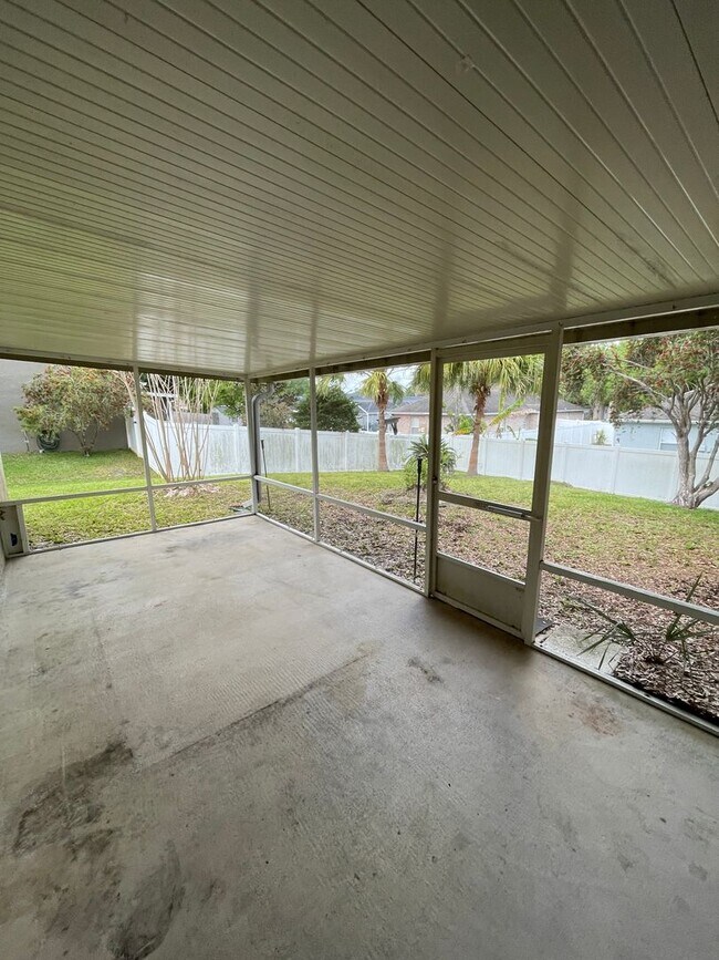 Building Photo - Prime Deltona Neighborhood