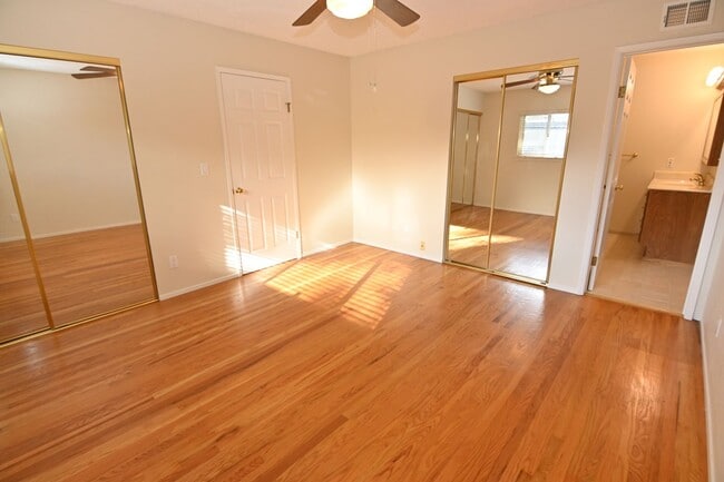 Building Photo - 4 bedroom 2 bathroom home near Kaiser Hospital!