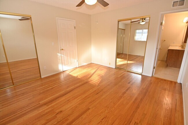 Building Photo - Beautiful 4 bedroom 2 bathroom home for the New Year!