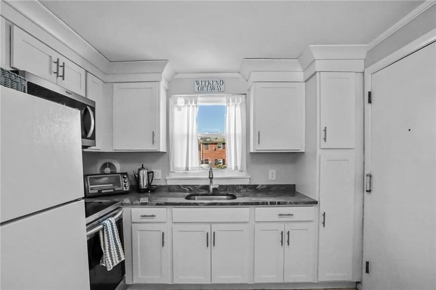 Building Photo - 70 Carroll Ave