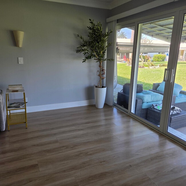 Building Photo - 300 SW Golfview Terrace