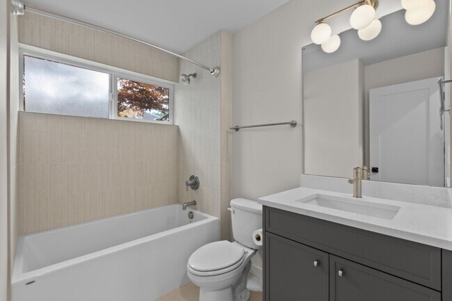 Building Photo - 2bd/1.75ba Seattle Home