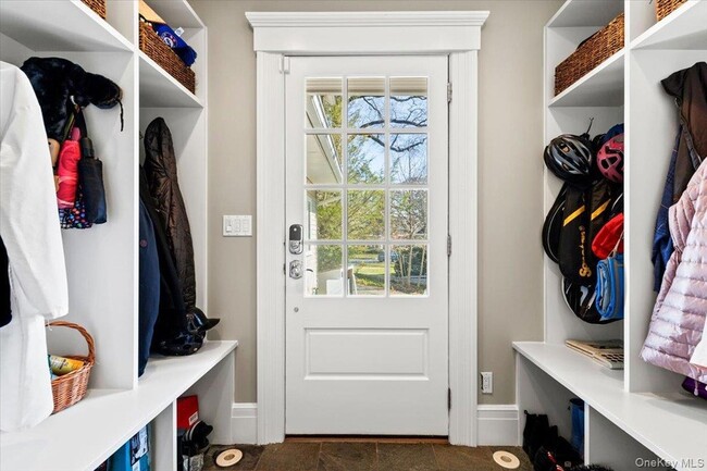 Building Photo - 47 Greenacres Ave