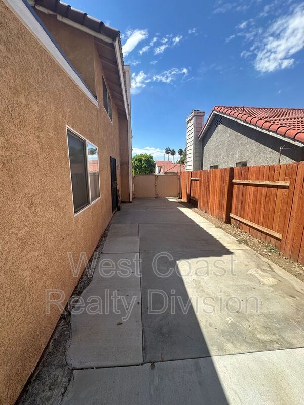 Building Photo - 1847 S Raintree Pl