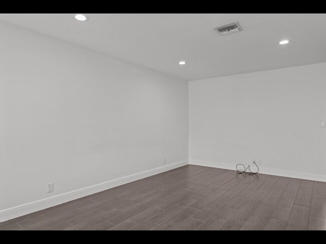 Building Photo - 2133 NE 56th Ct