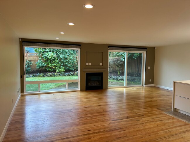 Building Photo - Mid-Century Bellevue Rambler 4 Bedroom 2 B...