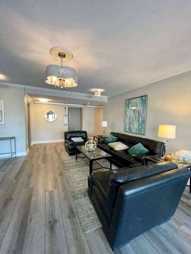 Building Photo - Beautiful, Move in Ready Condo in Myers Pa...