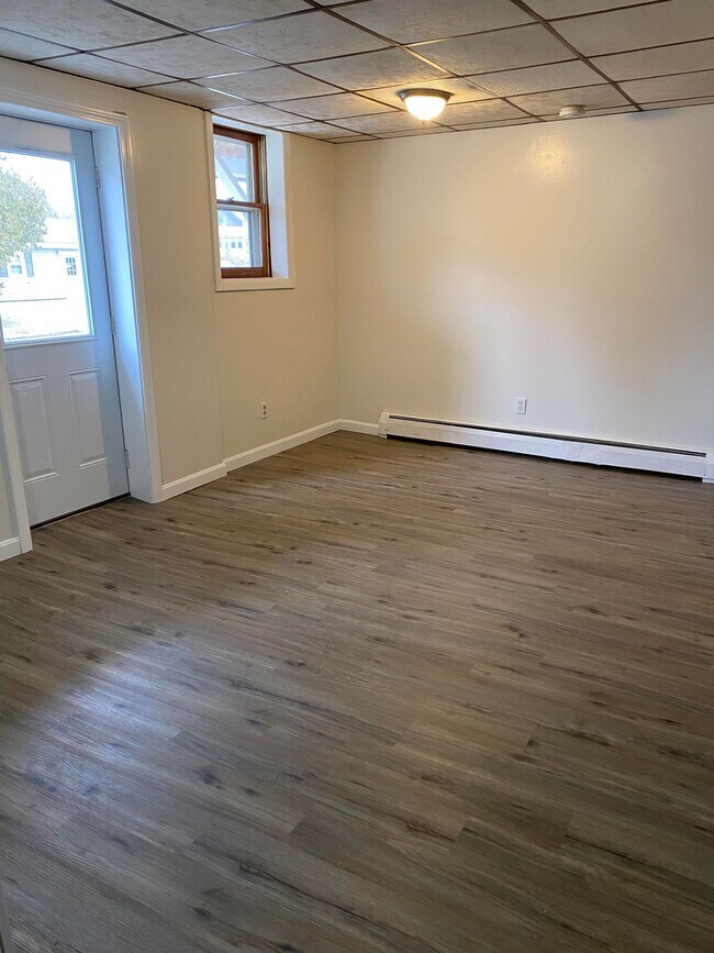 Building Photo - 916 Main St