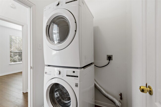 Building Photo - 3326 Lakeway Ln