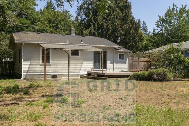 Building Photo - 2 Bedroom Home Available in Southeast Wood...