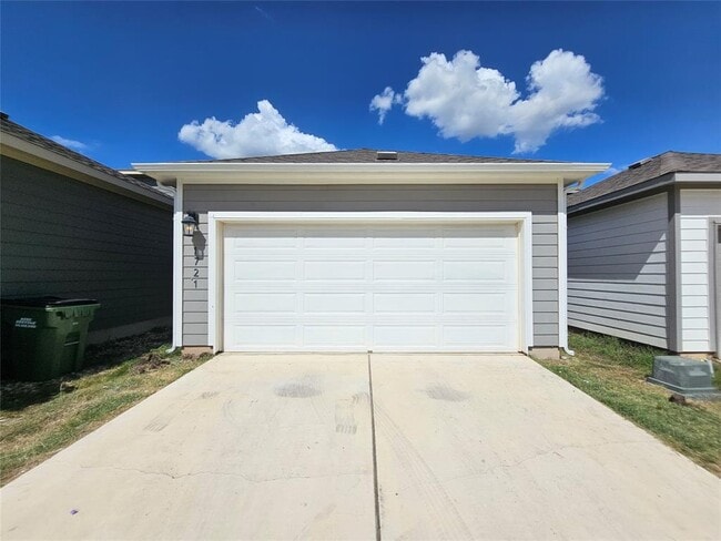 Building Photo - 1721 Artesian Spgs Xing