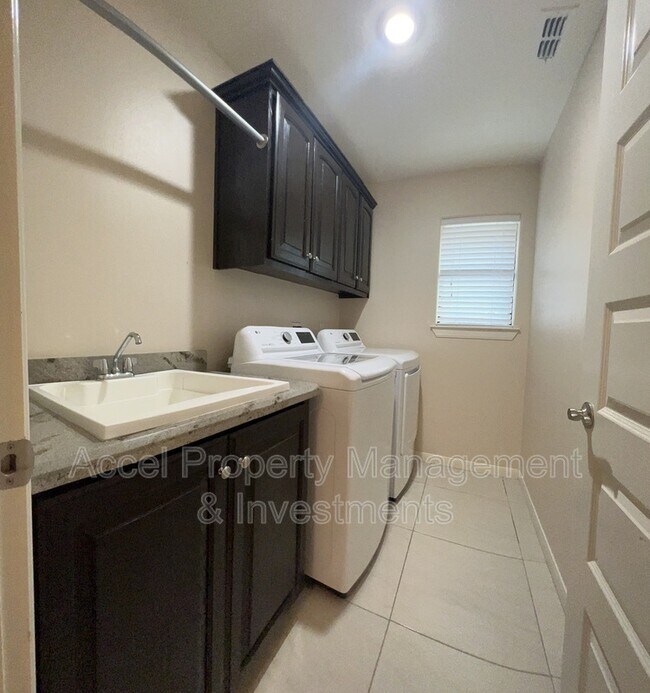 Building Photo - 711 N Abbott Ave