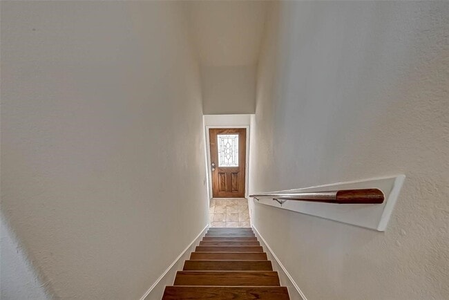Building Photo - 3216 Clearview Cir