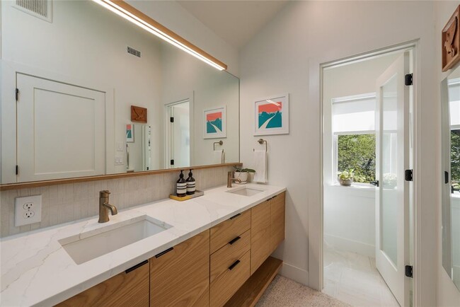 Building Photo - 1300 Perez St