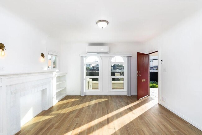 Building Photo - Bright and airy 2-bedroom 2-bath in Mid- City